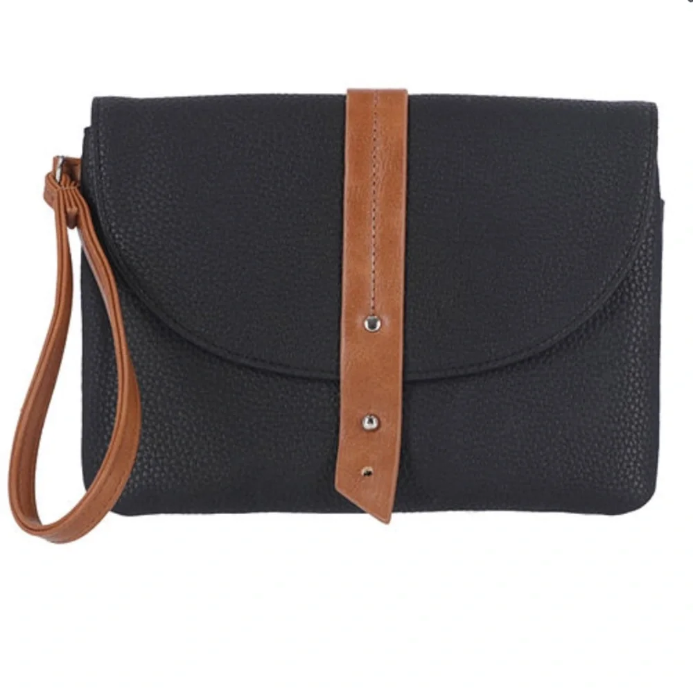 Mundi Girls Night Out Wristlet in Black